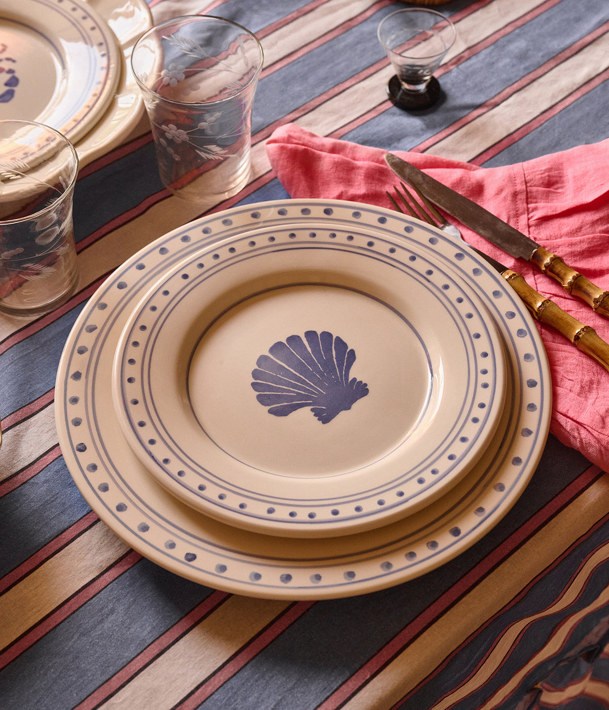 Shell tallrik - Mörkblå 28 cm